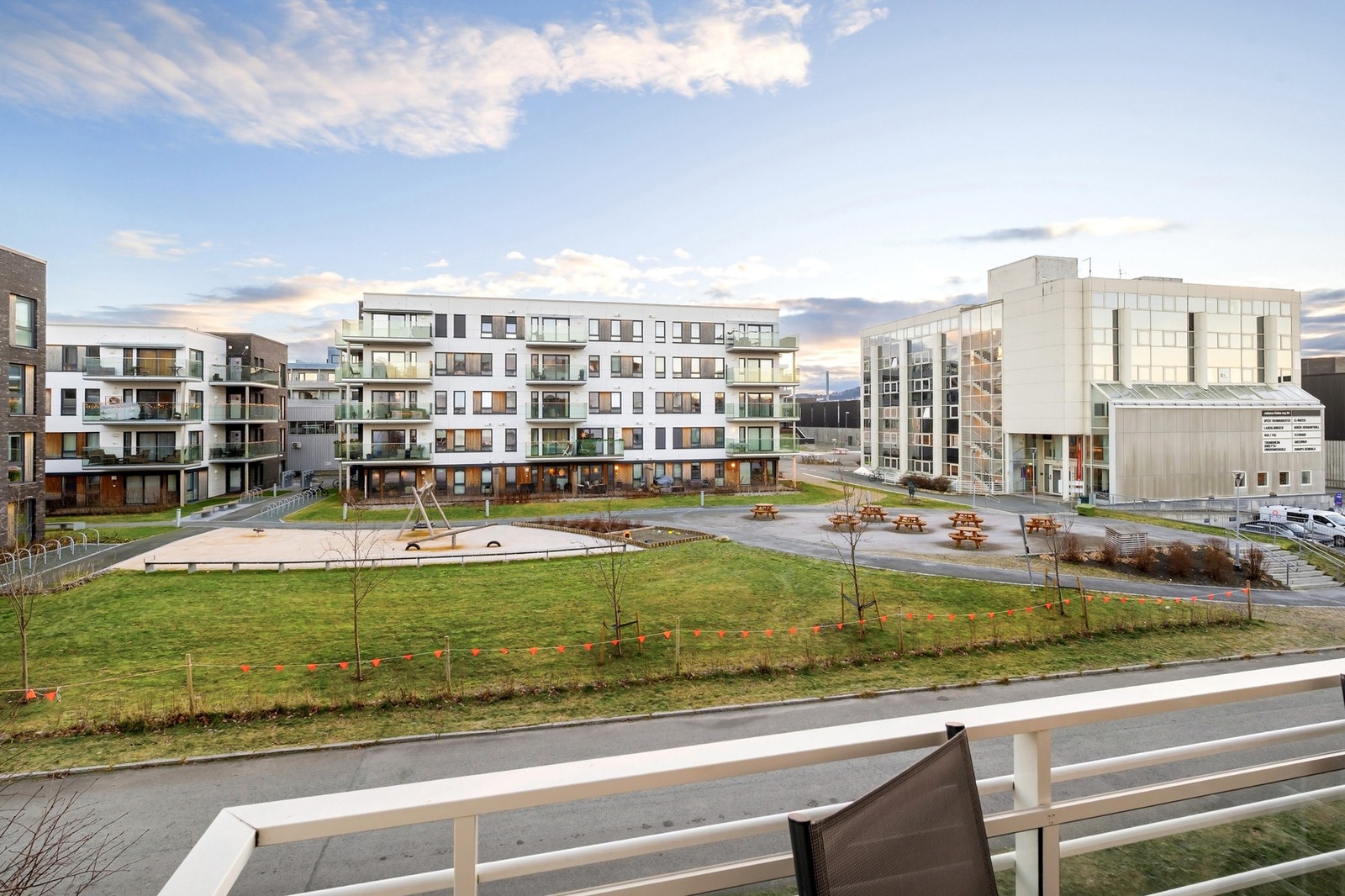 På Lade har man gangavstand til flere senter, som City Lade, Sirkus shopping, og Lade Arena, hvor du finner det meste av servicefunksjoner som trengs i hverdagen Galleribilde