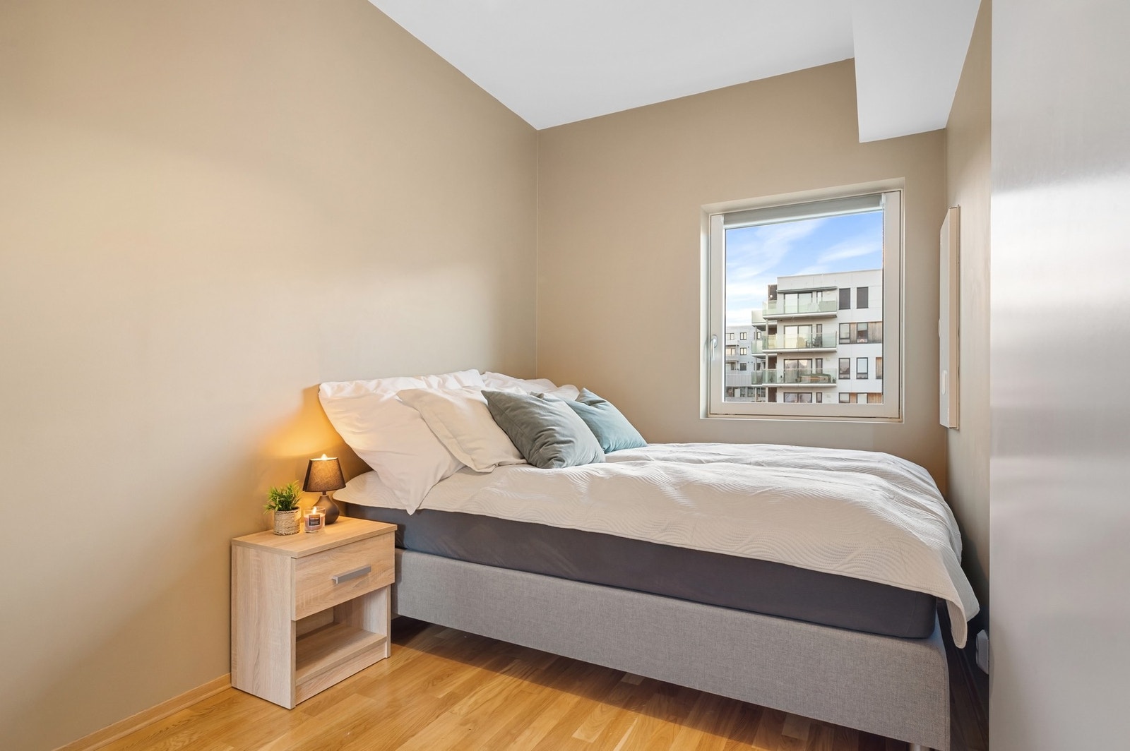 På soverommet er det plass til dobbeltseng og oppbevaring. Galleribilde