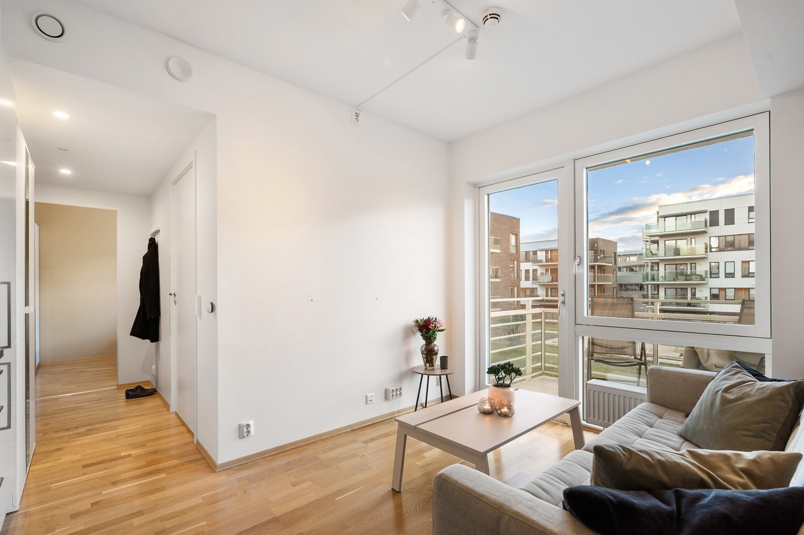 Store vindusoverflater gir godt med naturlig lysinnslipp. Galleribilde