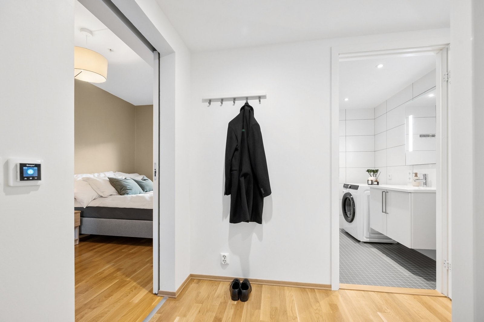 Innvendige overflater er fra byggeår (2017). Det er parkett på gulv, malte flater på vegger, malte flater og malt betong i himlinger. Galleribilde