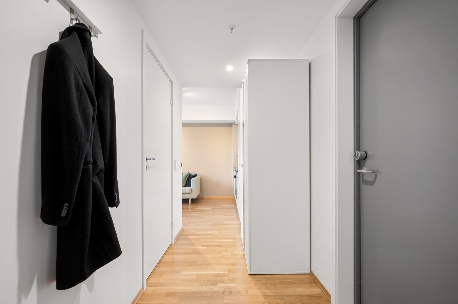 Praktisk gang med god plass til oppbevaring av sko og yttertøy. Galleribilde