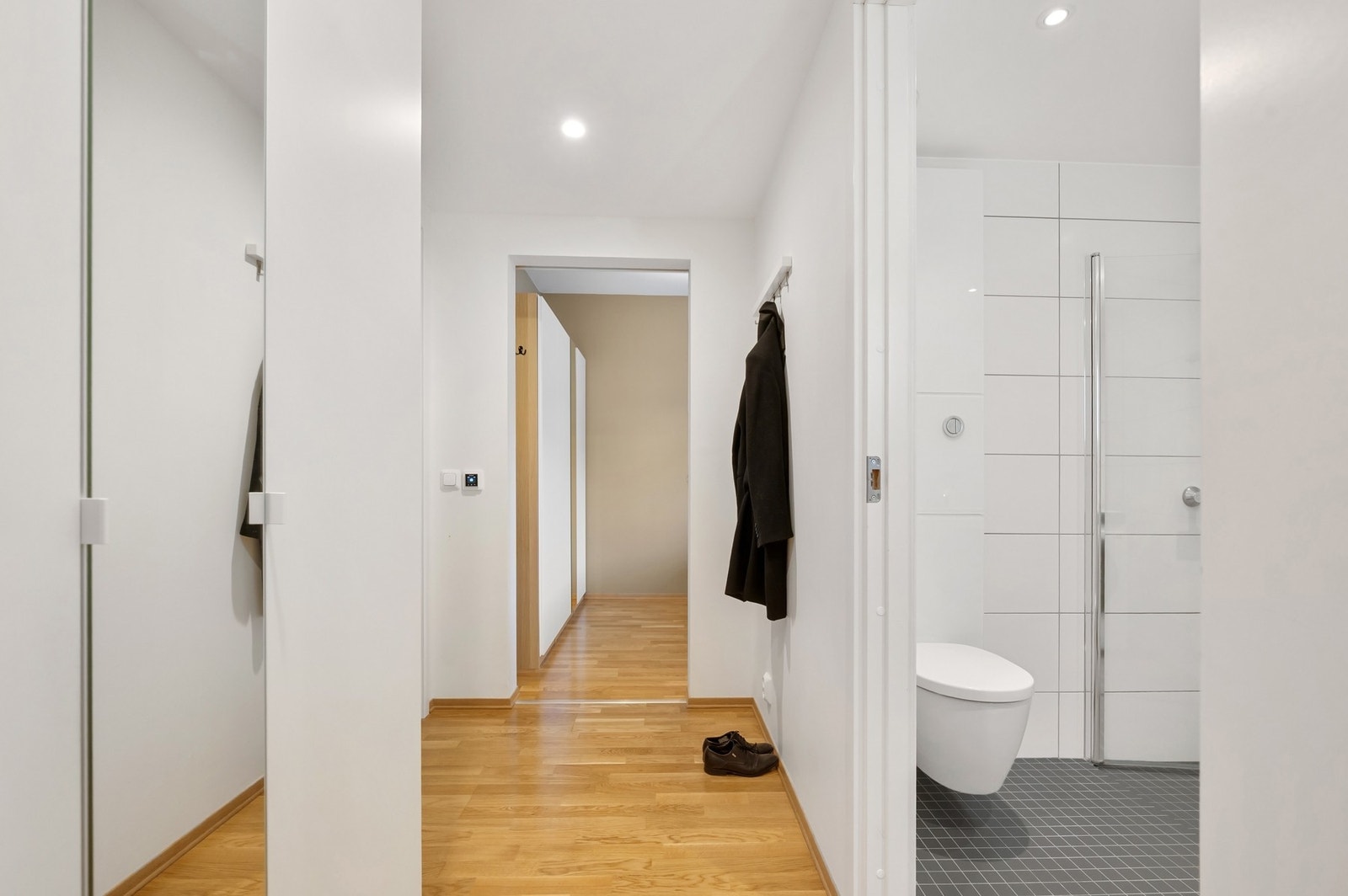 Innvendige overflater er fra byggeår. Det er parkett på gulv, malte flater på vegger, malte flater og malt betong i himlinger. Galleribilde