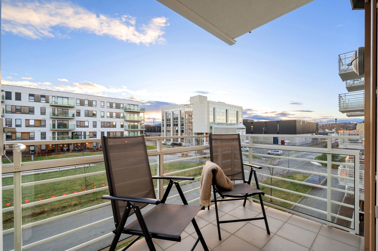 Pen balkong med flislagt gulv. Galleribilde