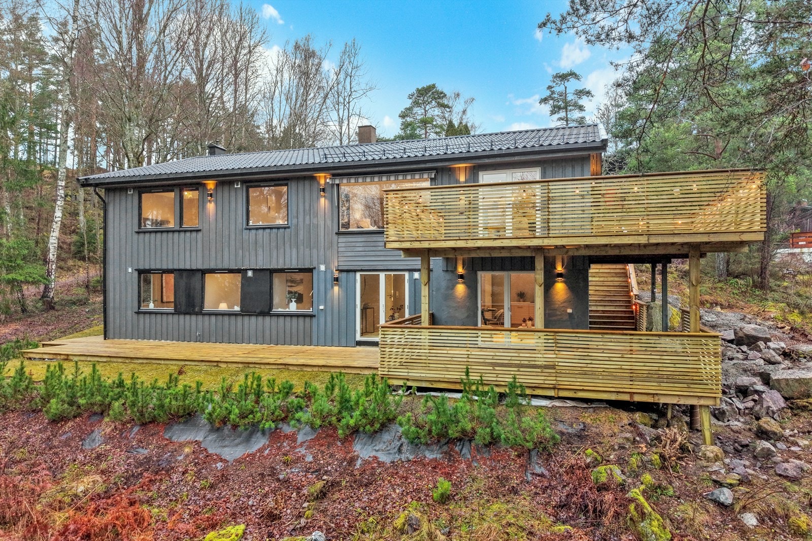 Hybel 1 har egen markterrasse og eneboligen har både markterrasse og balkong/terrasse Galleribilde