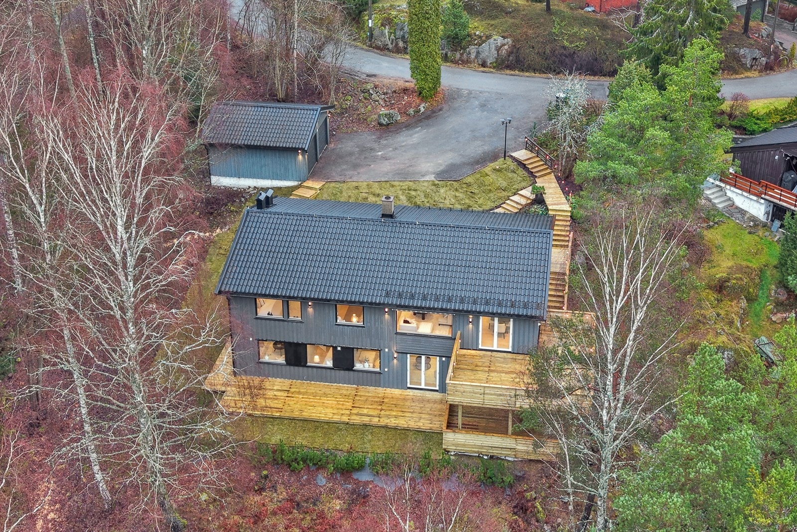 Flott enebolig over 2 plan Galleribilde