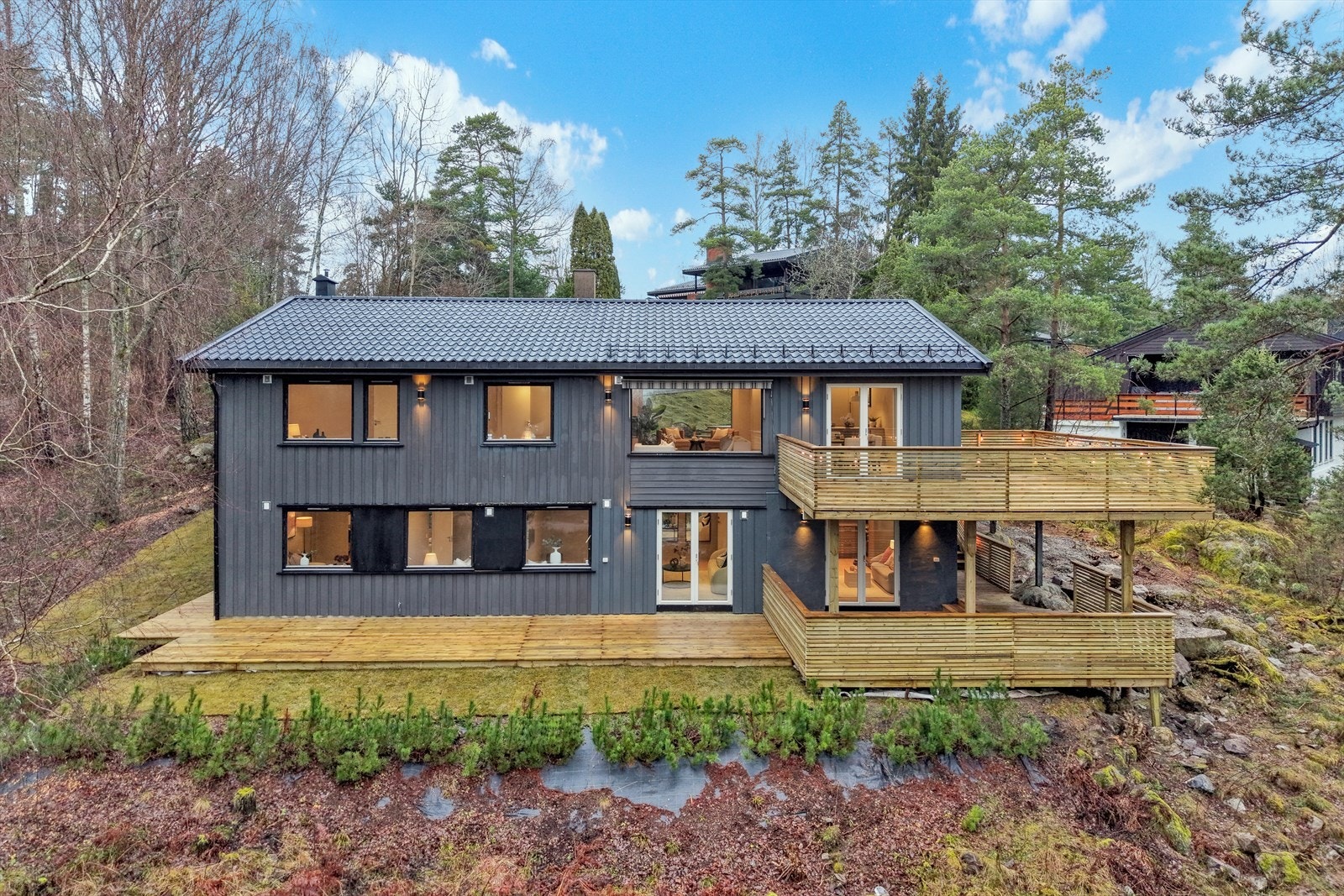 Enebolig med balkong/terrasse og markterrasse Galleribilde