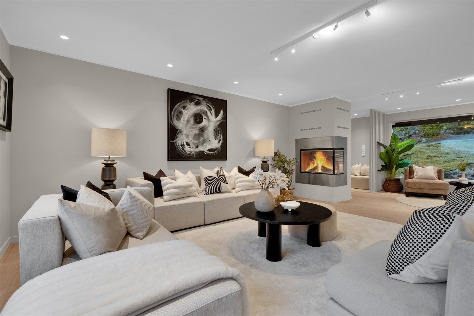 Stue med lys fra 3 sider Galleribilde