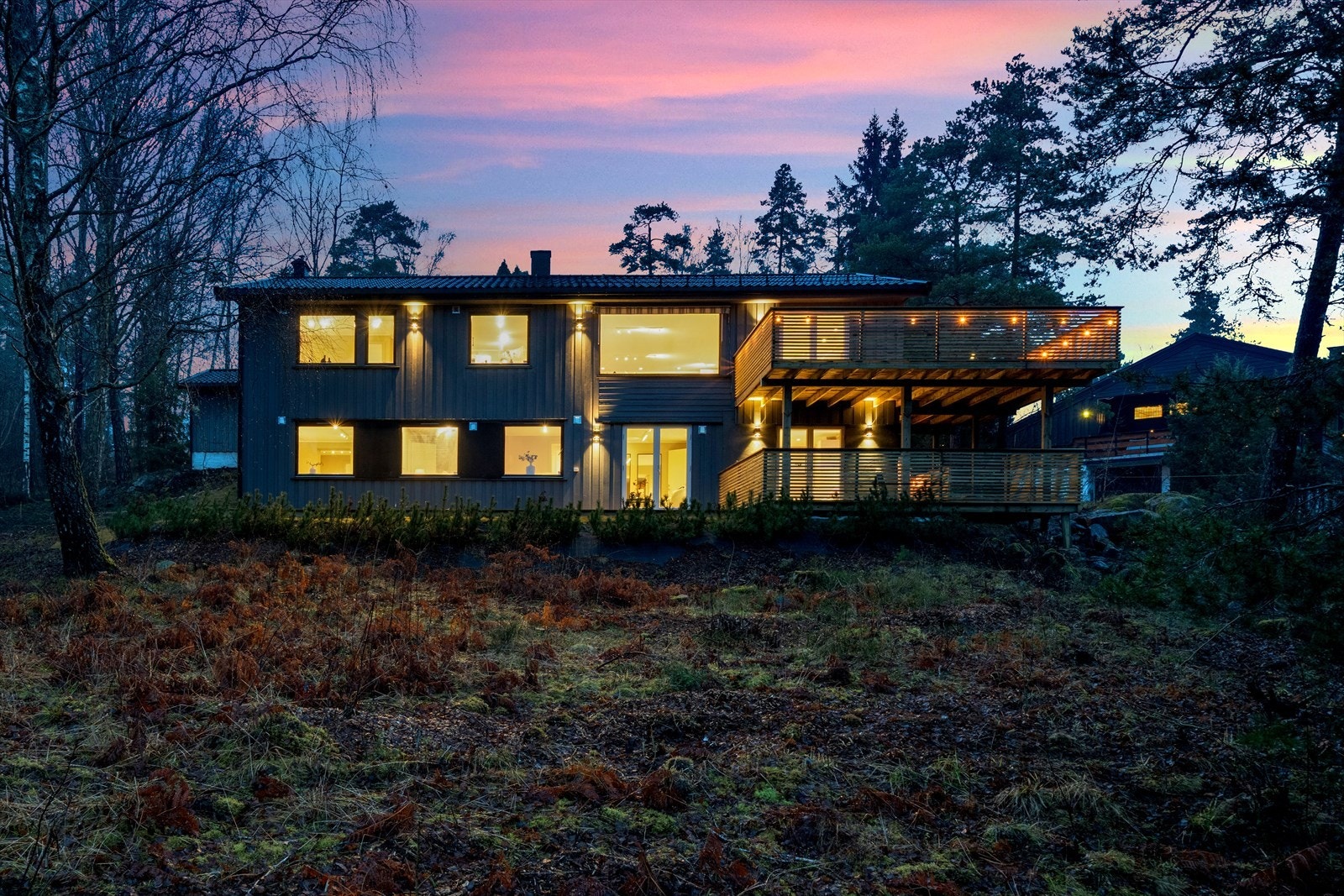 Stor hage med opparbeidet tomt, terrasser og trapper, gårds
plass og naturtomt Galleribilde