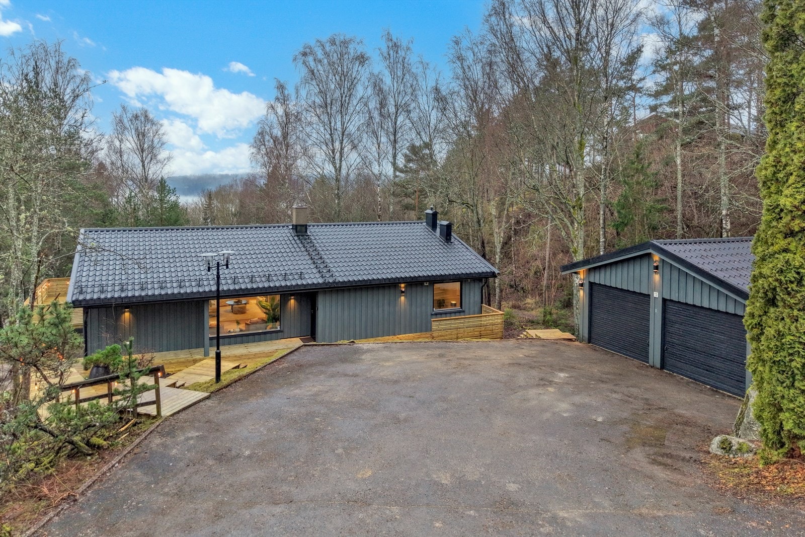 Gårdsplass og garasje (det vil bli montert nye garasjeporter) Galleribilde