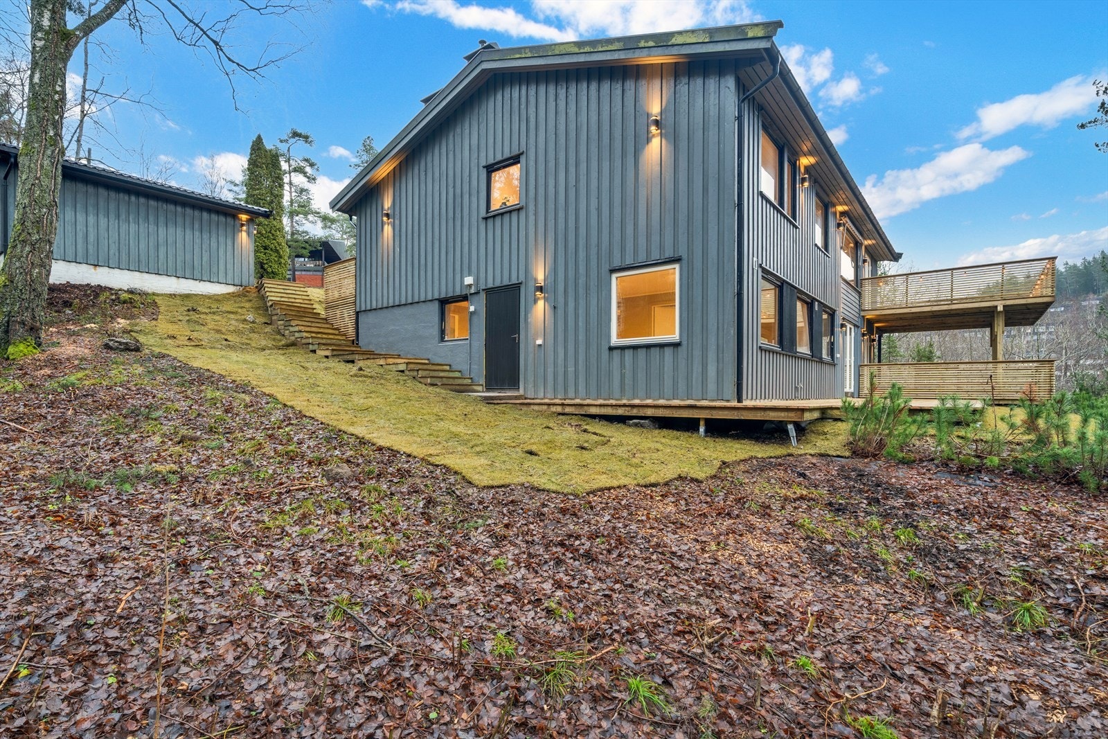 Hage og inngangsparti for hybel 2 Galleribilde
