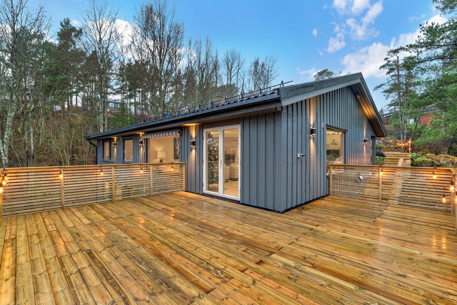 Balkong/terrasse ut fra stuen i første etasje Galleribilde