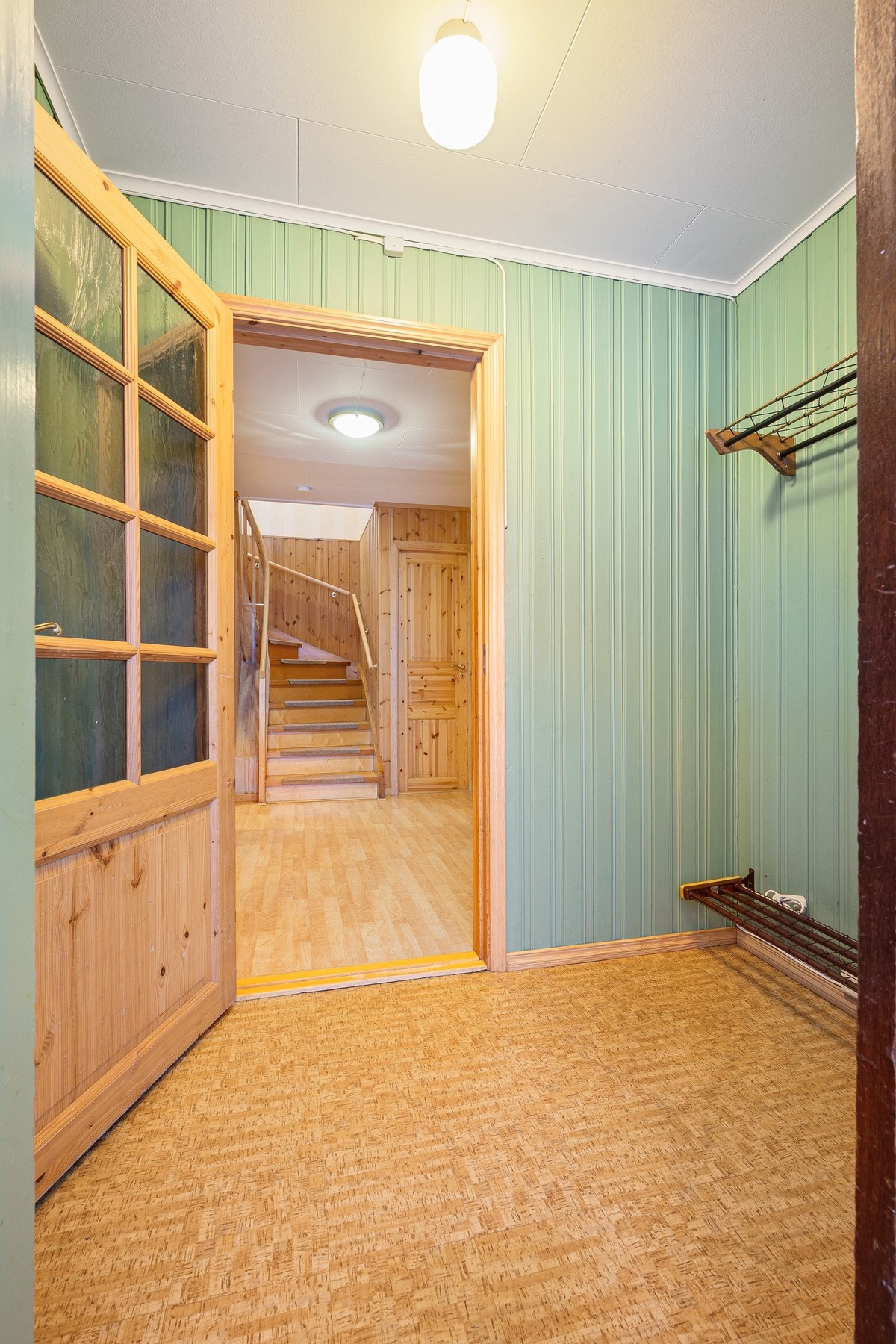 Entréen gir god plass til sko og yttertøy Galleribilde