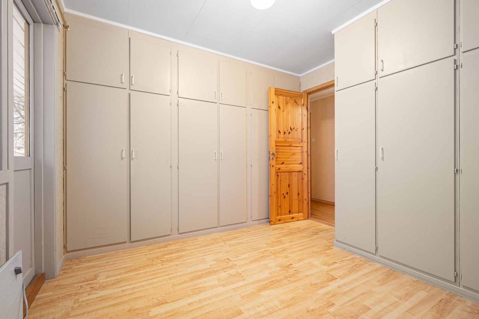 Rikelig garderobeplass med innebygde skap på begge vegger Galleribilde