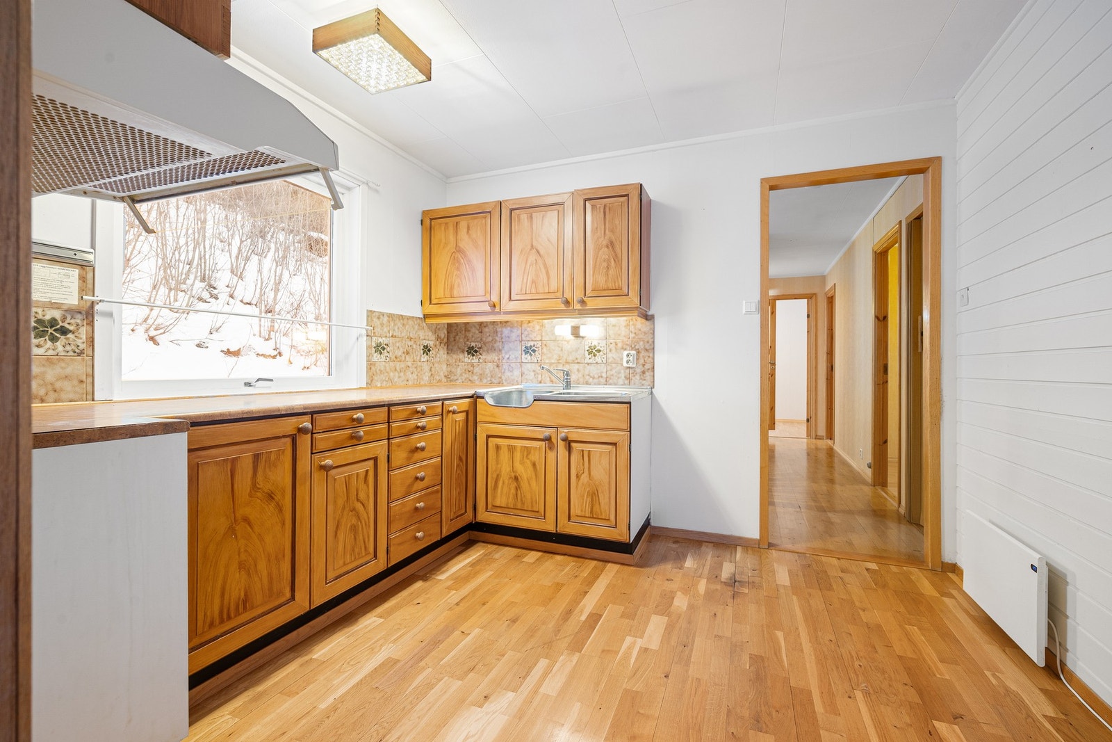 Kjøkkeninnredning med profilerte fronter og laminert benkeplate og god arbeidsplass for matlaging Galleribilde