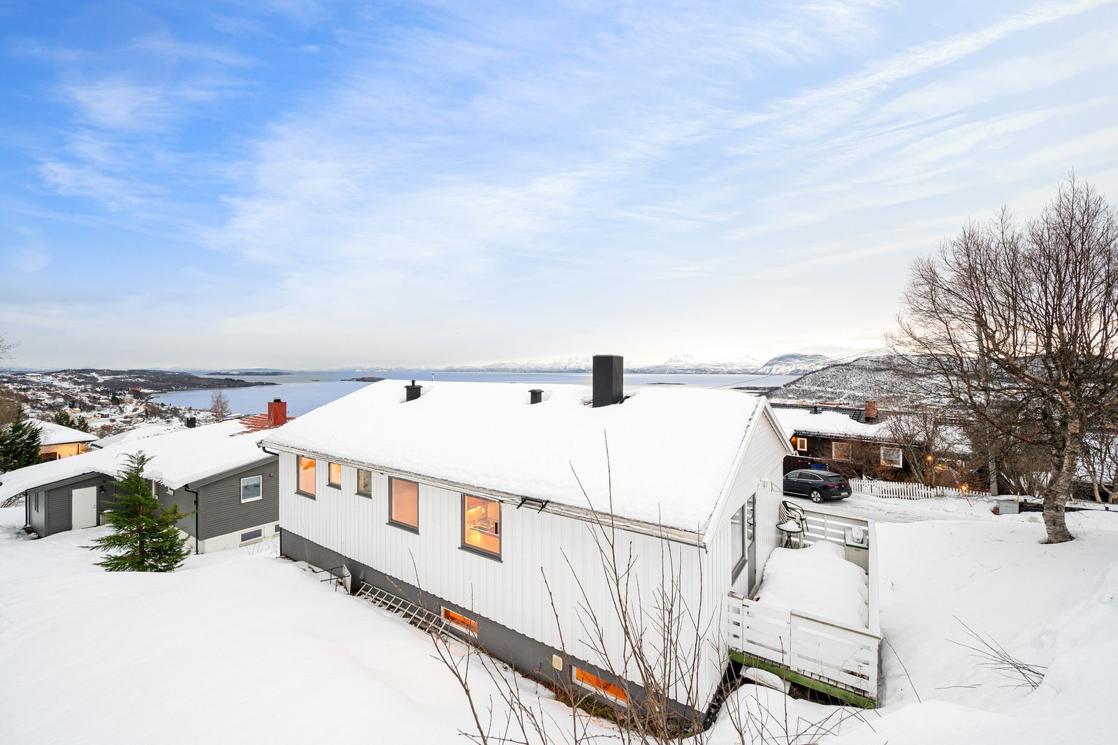 Velholdt enebolig med integrert garasje og sentral beliggenhet øverst i Harstadåsen Galleribilde