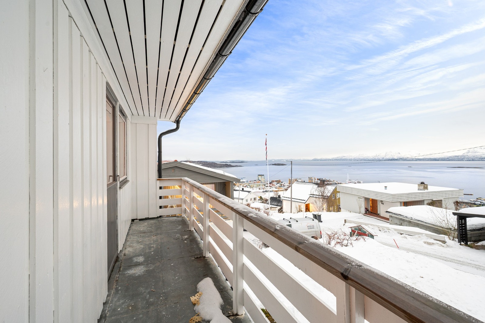 Her får du fint plass til et par stoler og et lite bord og kan nyte morgenkaffen på sommerstid Galleribilde