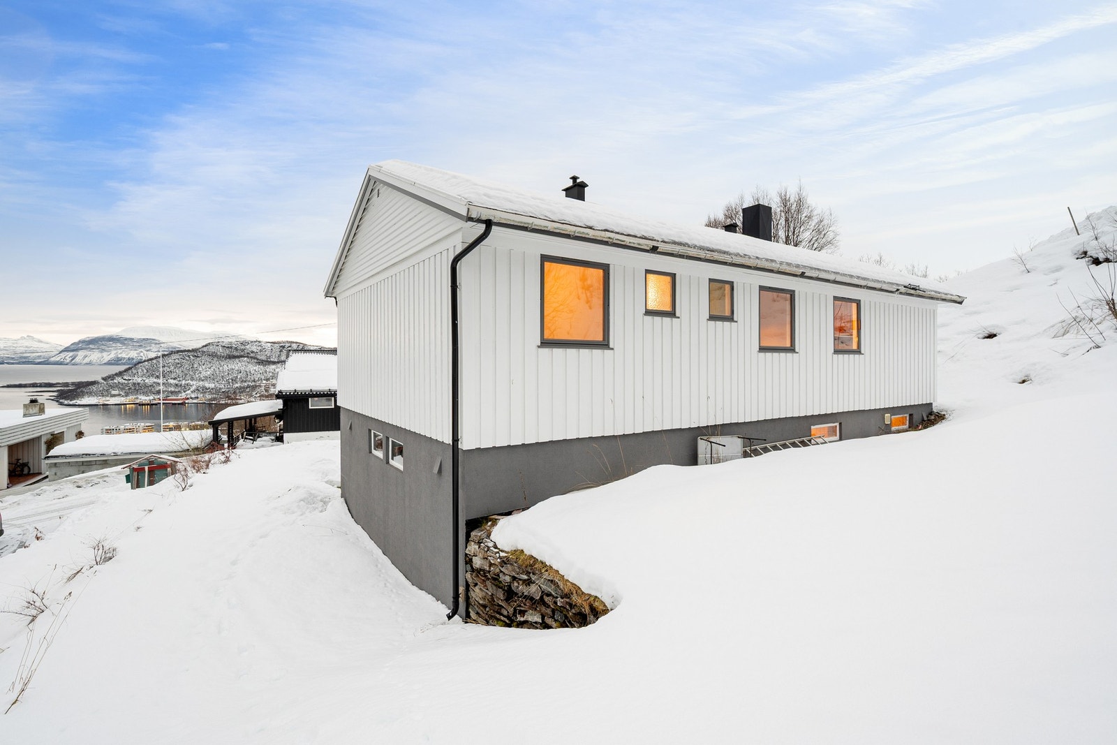 Usjenert eiendom med marka rett på baksiden Galleribilde