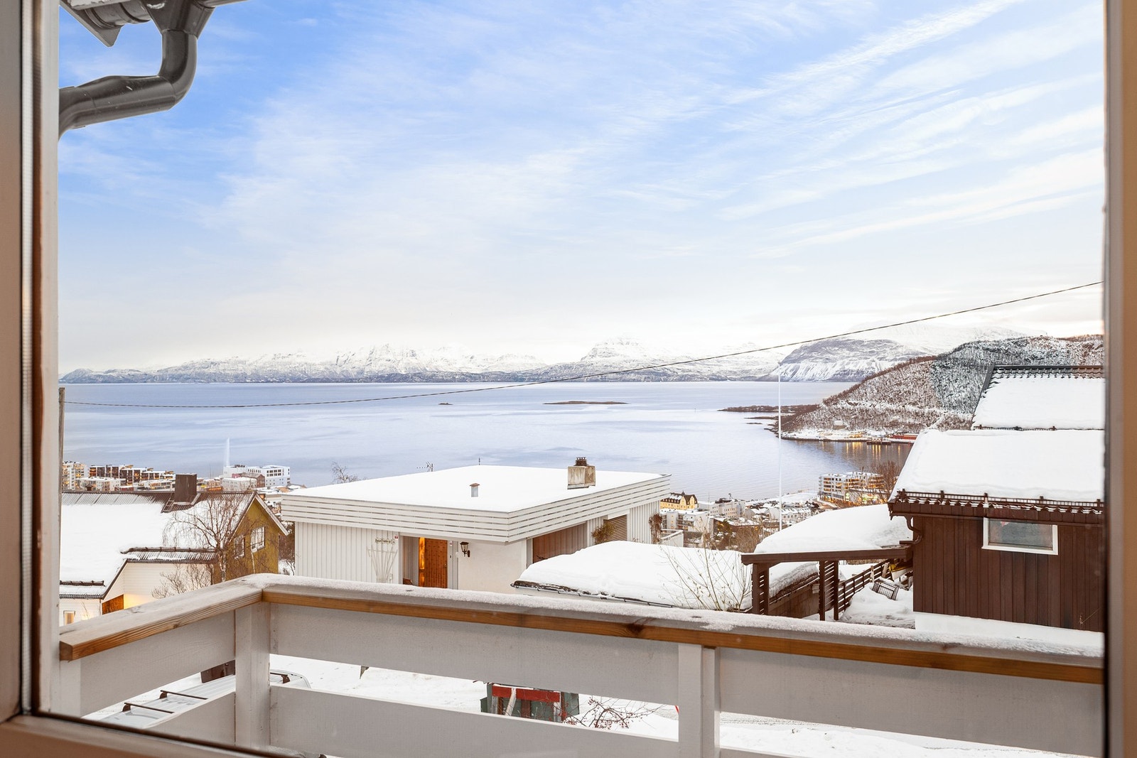 Eiendommen har nydelige utsiktsforhold over Harstad by med hav- og fjellområder i bakgrunnen Galleribilde