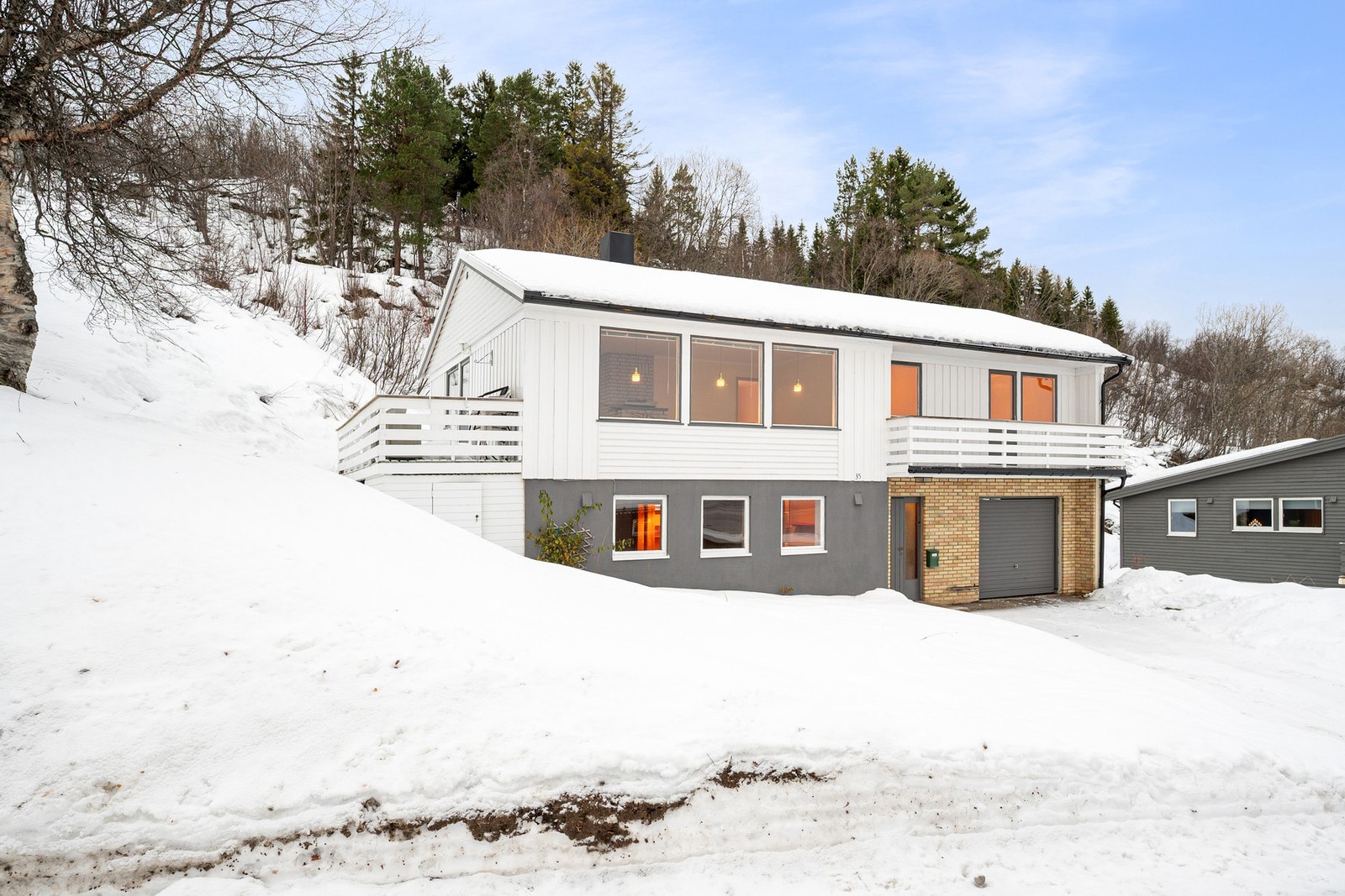 Utebod under veranda gir god lagring for hageredskaper, ved eller annet du har behov for Galleribilde