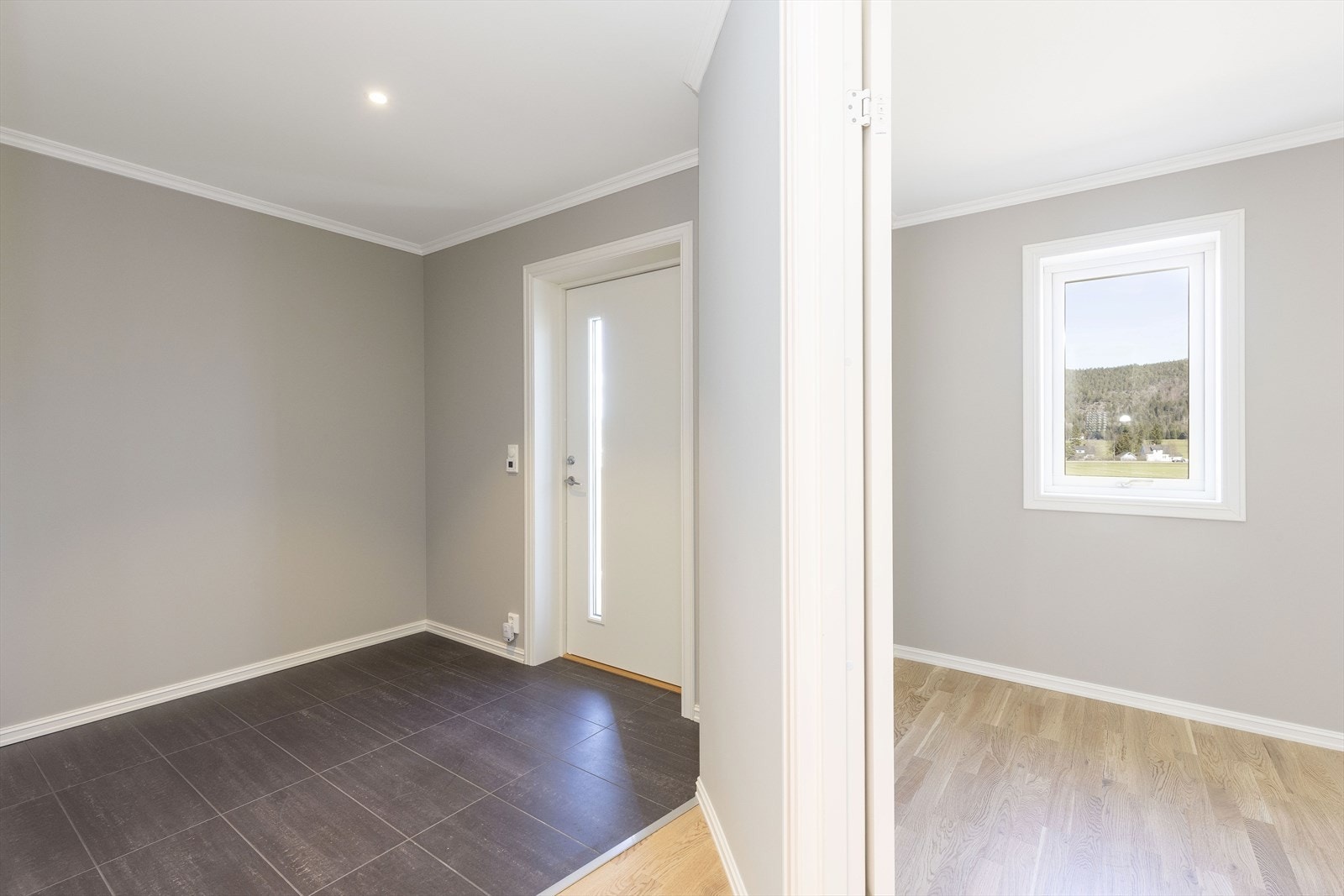 Romslig entré med flis og varme i gulv Galleribilde