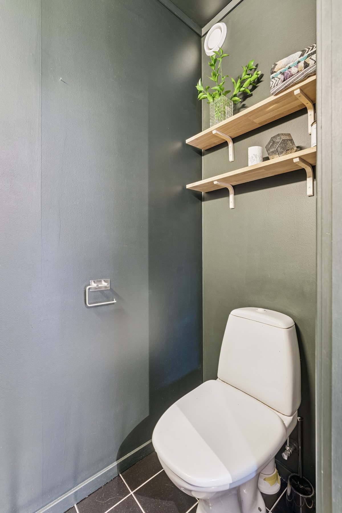 Ved entré i hovedetasje ligger et praktisk plassert toalettrom Galleribilde