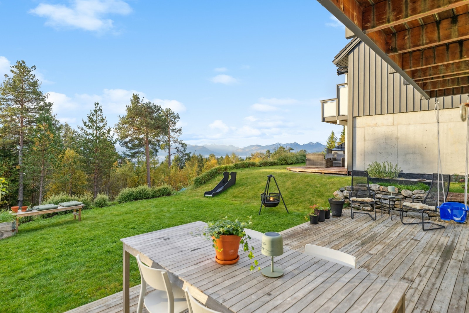 Fra underetasjen er det utgang til markterrasse og koselig hageflekk Galleribilde