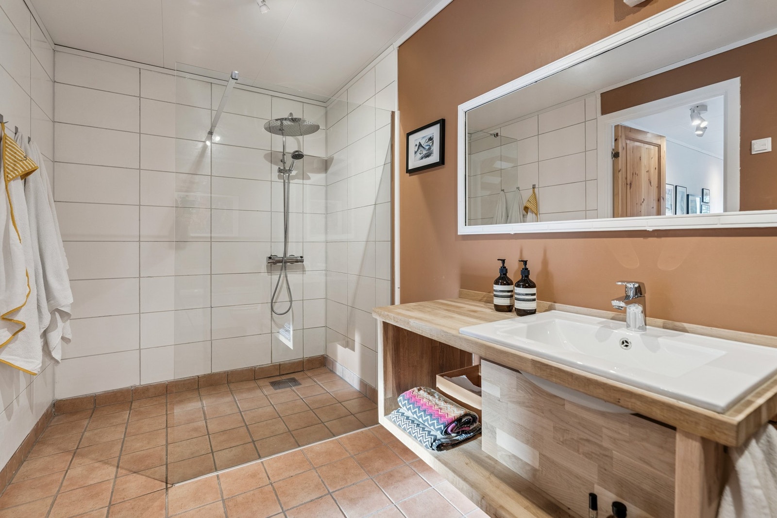 Badet har både badekar og dusjnisje Galleribilde