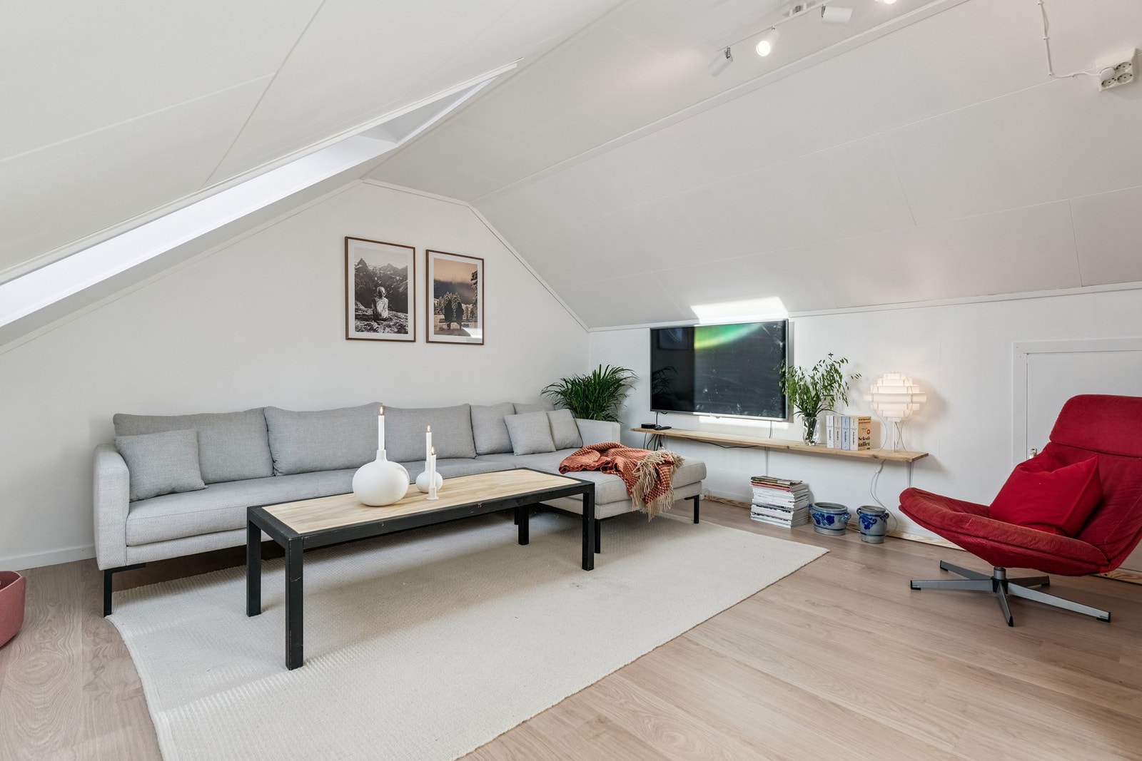 Loft innredet som loftstue og soverom. Rommet er ikke bruksendret og formelt godkjent hos Molde kommune Galleribilde