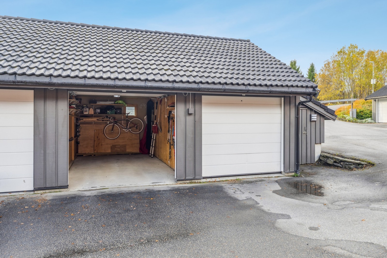 Noen få meter fra boligen disponerer man egen garasje Galleribilde