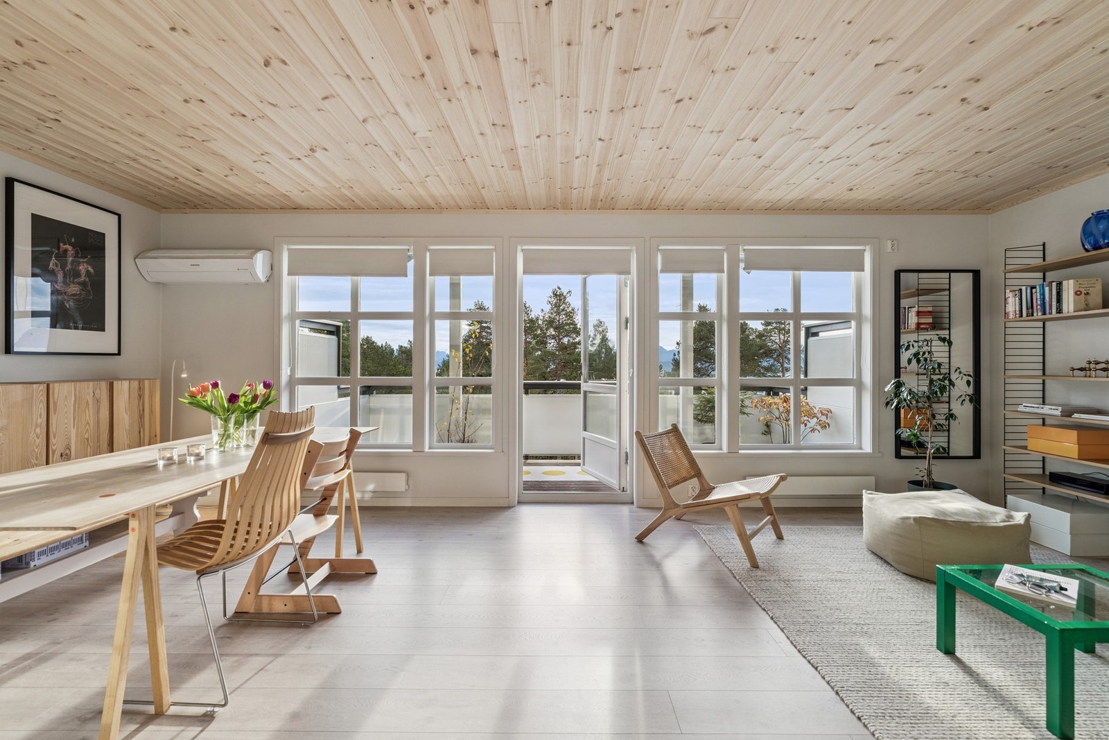 Innholdsrik og pent rekkehus på tre plan Galleribilde