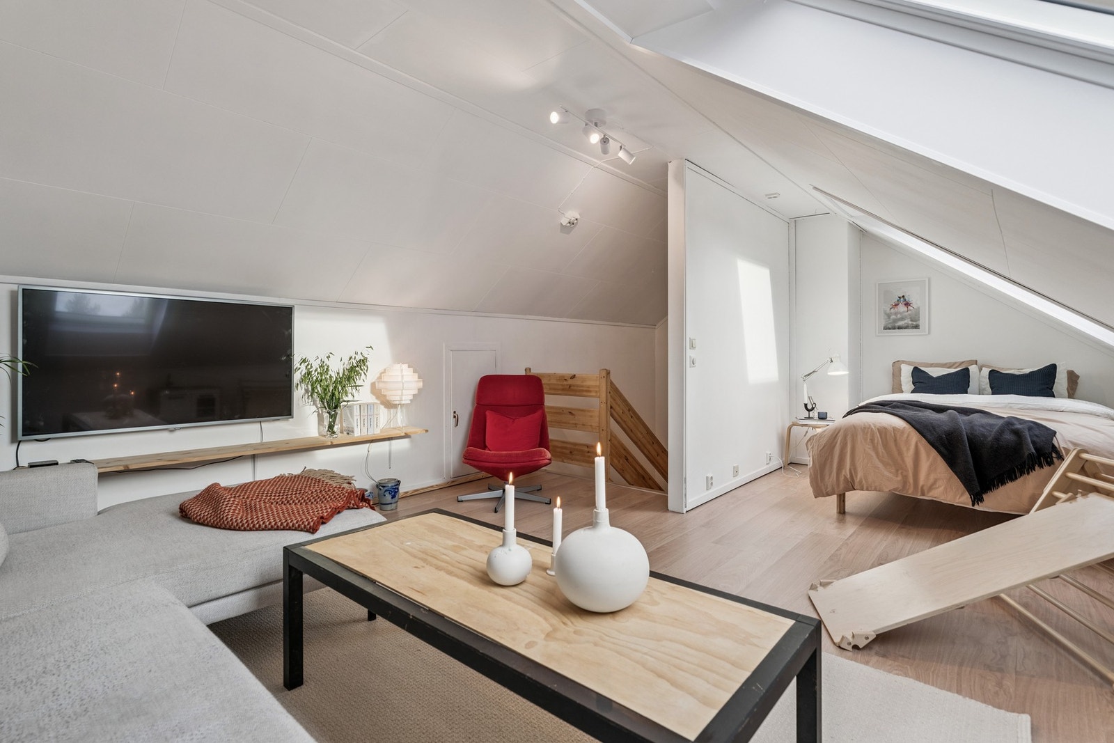 Hos nabo er loftet godkjent som loftstue og soverom Galleribilde