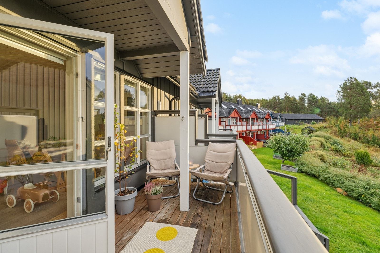 Balkong er delvis overbygd og har fin utsikt Galleribilde