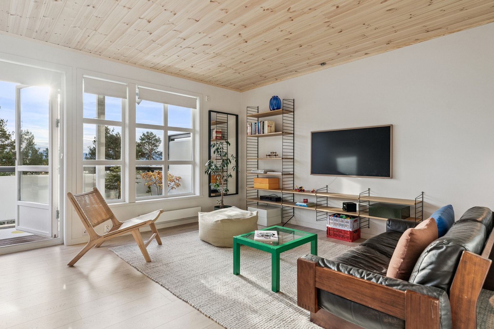 Stuen er oppusset i fine, moderne materialer og farger Galleribilde