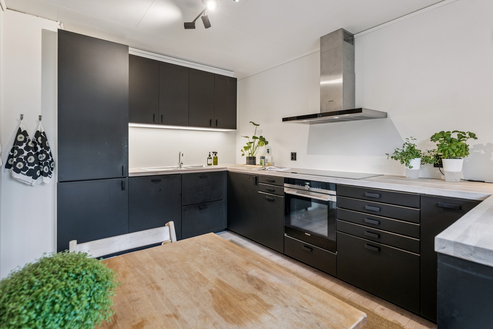 Integrerte hvitevarer og benkeplate i heltre Galleribilde