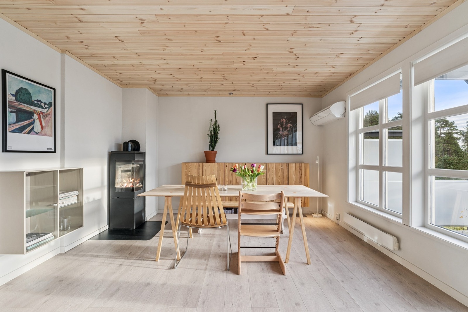 Fra stuen i hovedetasje er det utgang til balkong Galleribilde