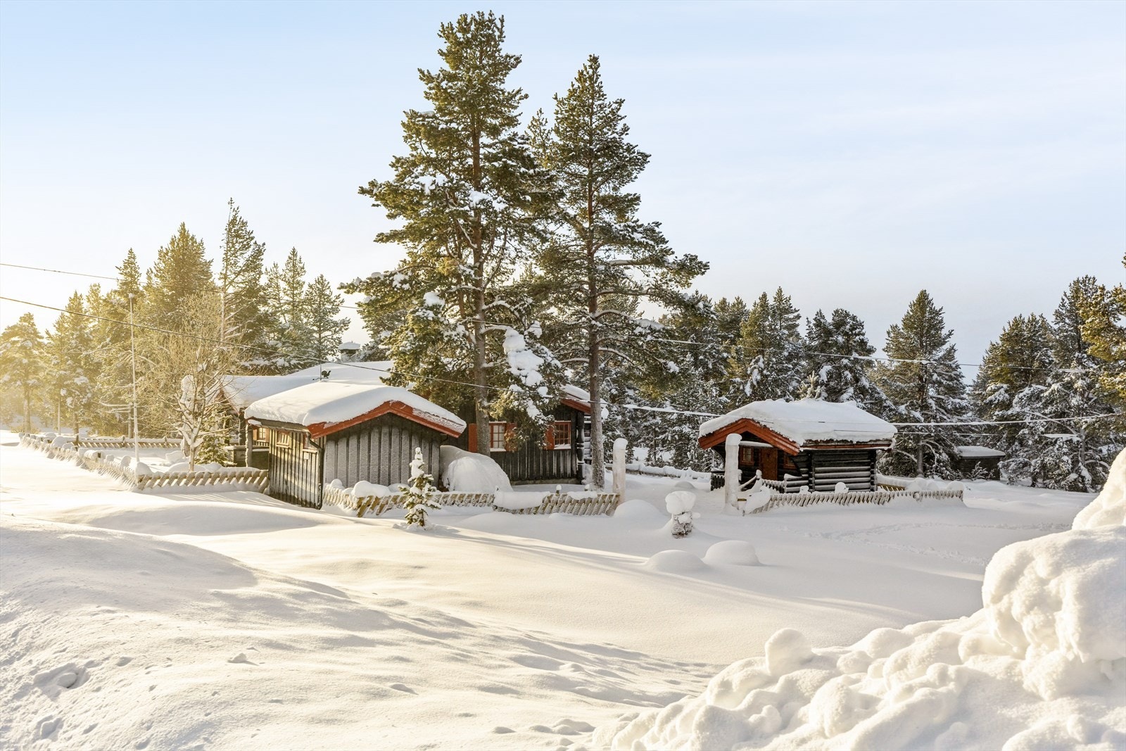 Hytta har en sentral, men lun beliggenhet ved Bjørgebu på Kvamsfjellet. Galleribilde