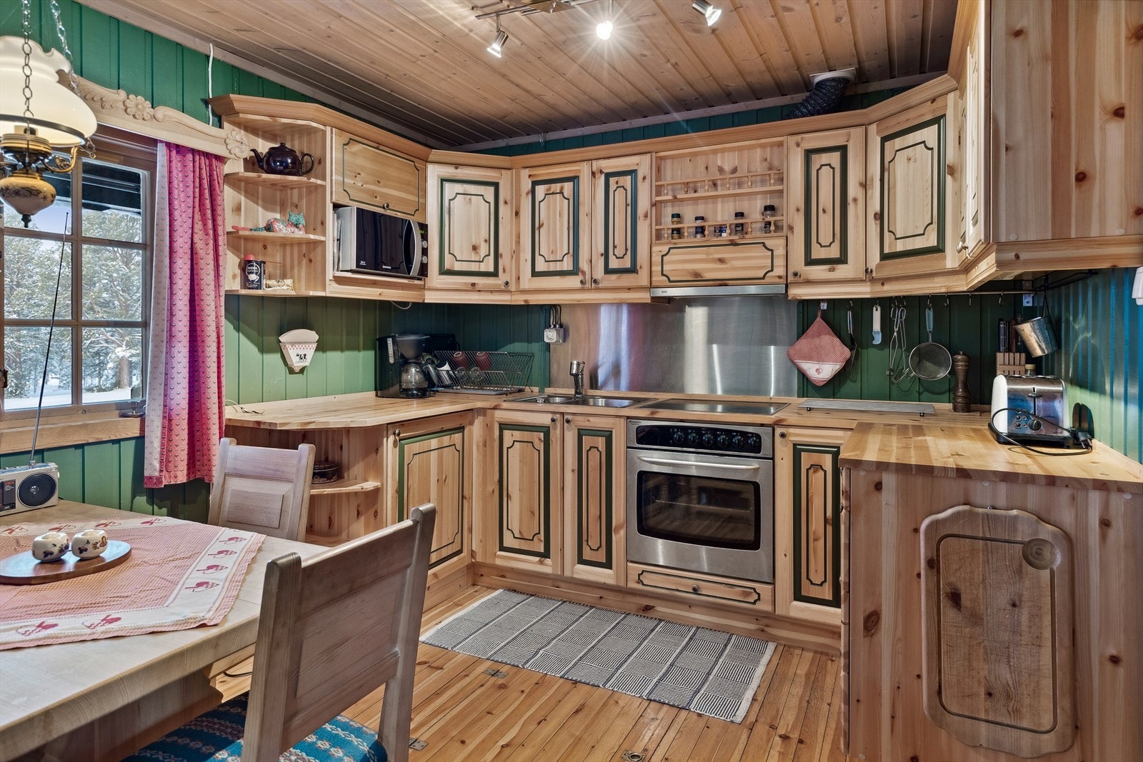 Heltre kjøkkeninnredning som er lakkert. Godt med skap -og benkeplass. Galleribilde