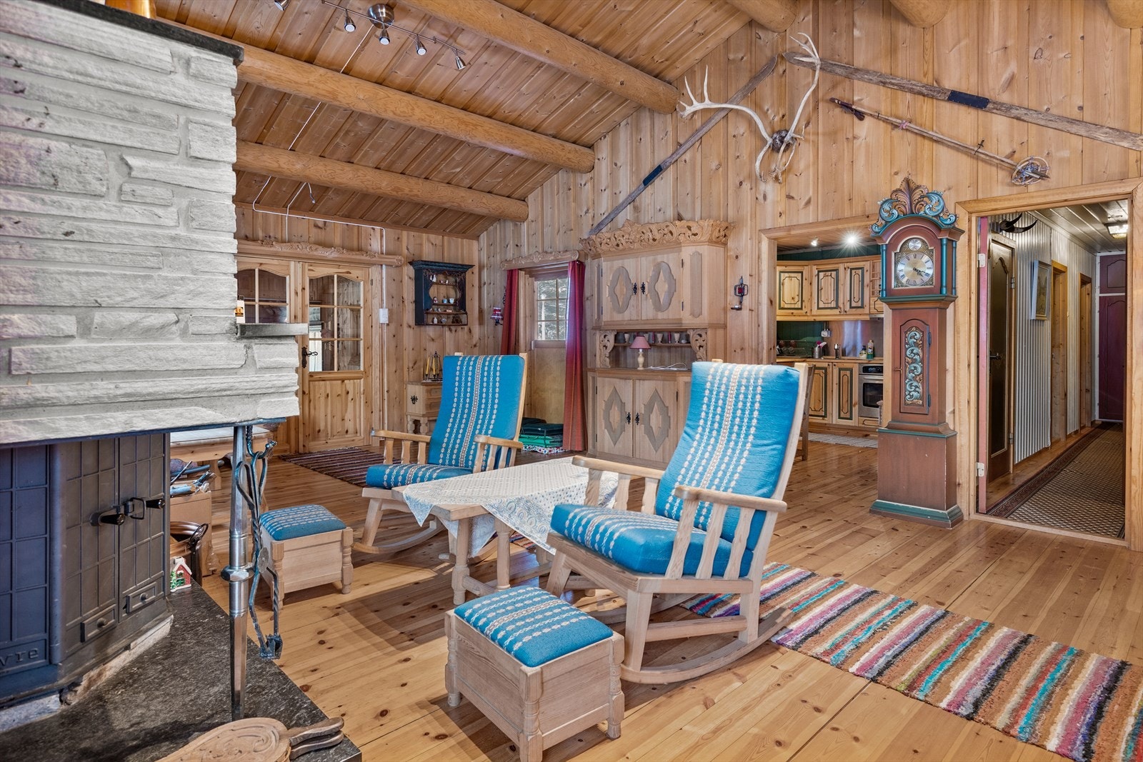 Her er det god plass til både spisebord og sofa. Inneholder varmepumpe til oppvarming. Galleribilde