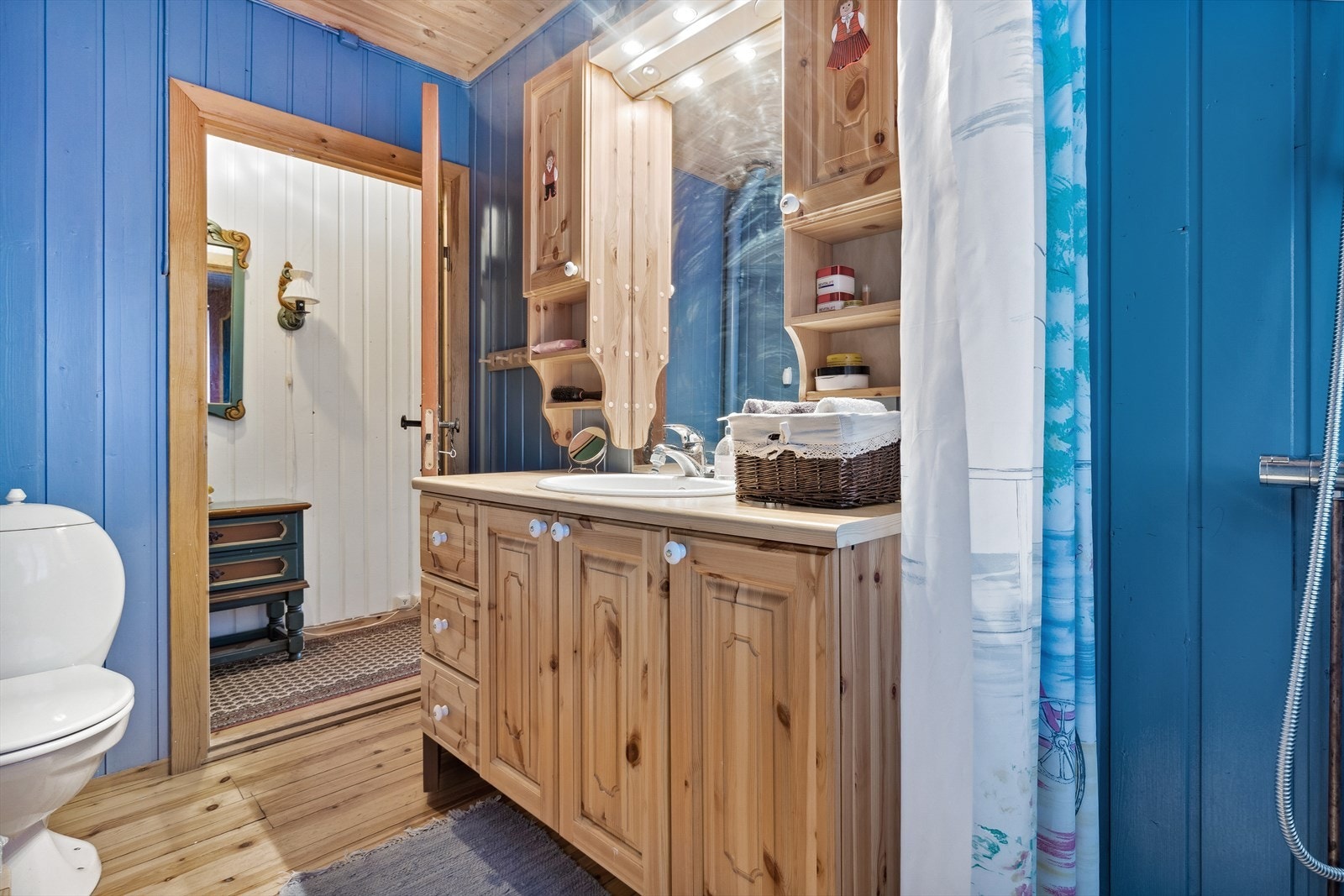 Rommet er innredet med wc, servant med underskap og dusj med forheng. Galleribilde