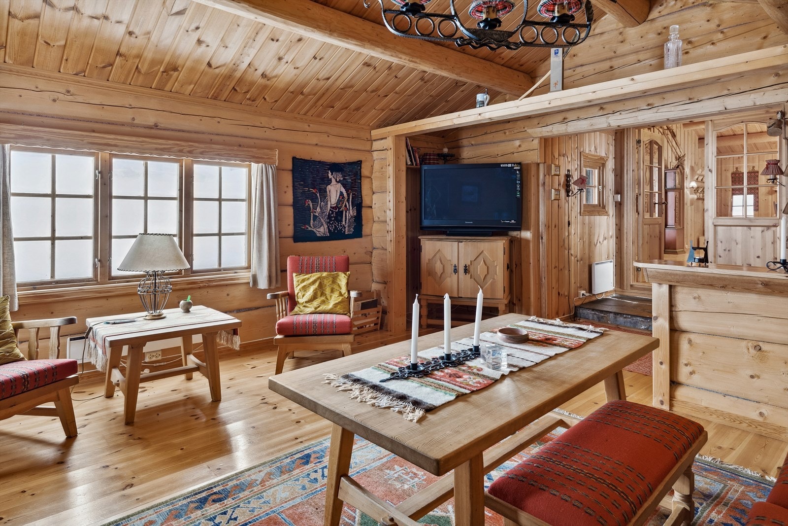 Tilbygg med en ekstra stue, slik denne hytta er perfekt for en storfamilie. Stuene deles med skiferforblendet trapp og dobbeltfløyede dører med glassfelt, slik at denne enkelt kan stenges av dersom man ikke har behov for begge stuene. Galleribilde