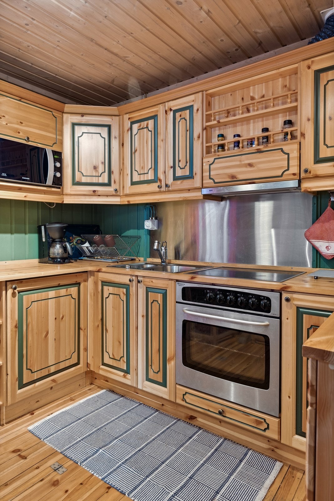 Det er nedfelt platetopp med ventilator over, opplegg til komfyr og nedfelt stålkum Galleribilde