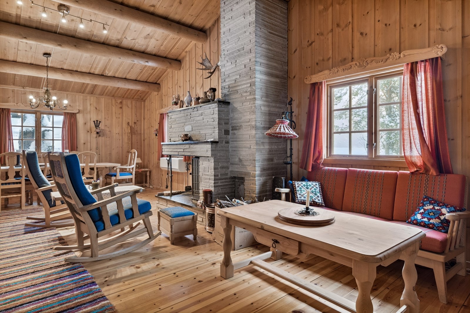 Stor peis med innsats og er forblendet med Oppdalsskifer. Denne tilfører rommet god varme og en lun atmosfære. Galleribilde