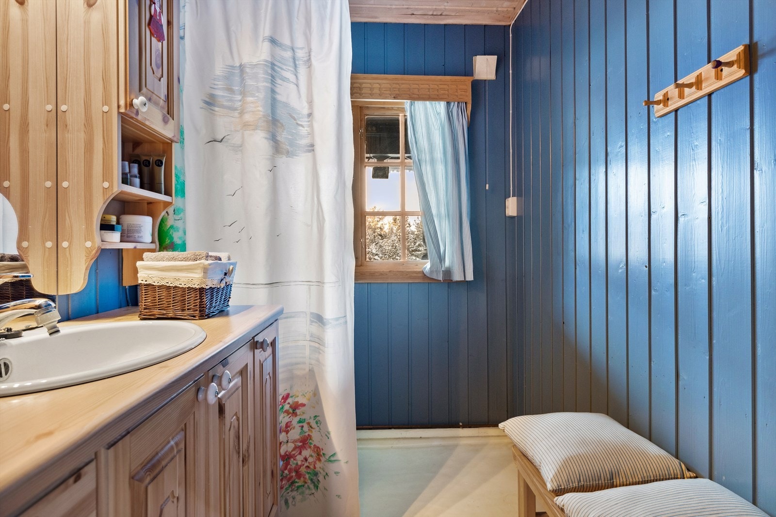 Badet/stellerom består av lakkede gulvbord i tre og belegg i dusjhjørne med nedsenk. Vegger består av malt panel. Galleribilde