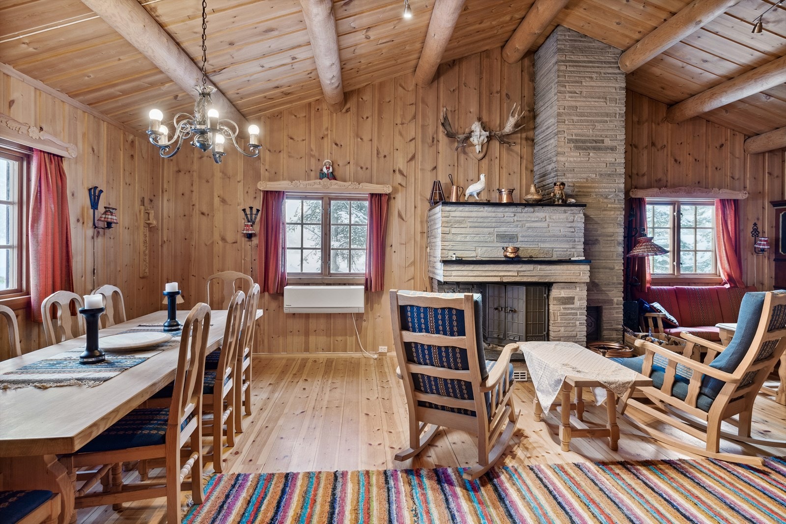 Stor og romslig stue med åpen røste som gir god romfølelse. Galleribilde