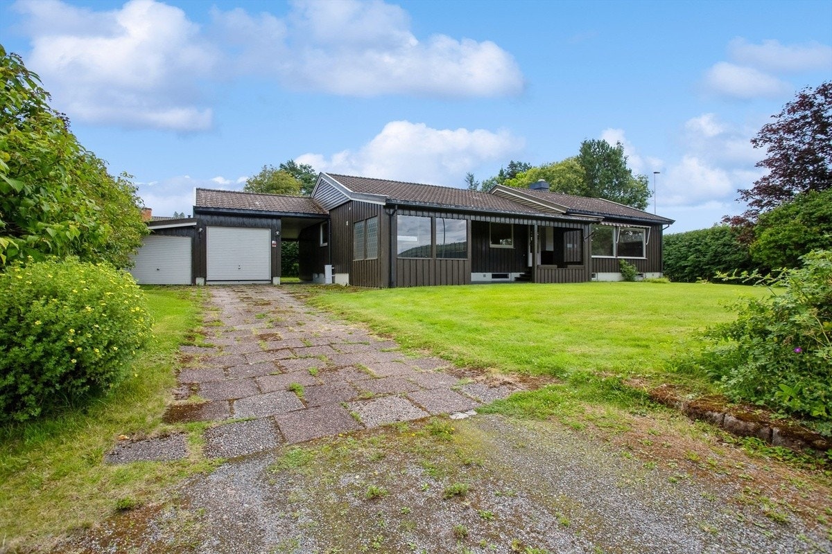 Stort hus med romslig hage Galleribilde