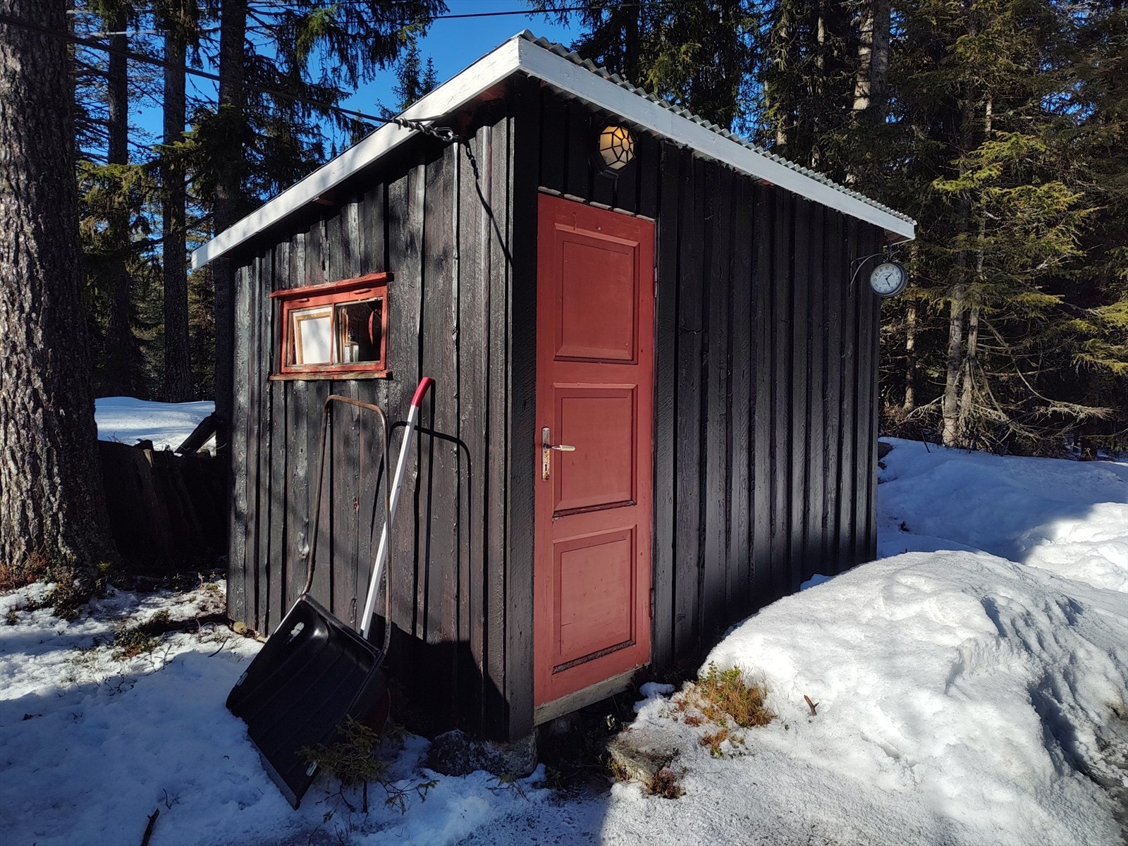 Uthus fra 1946 med utedo og plass til ved og utstyr. Galleribilde