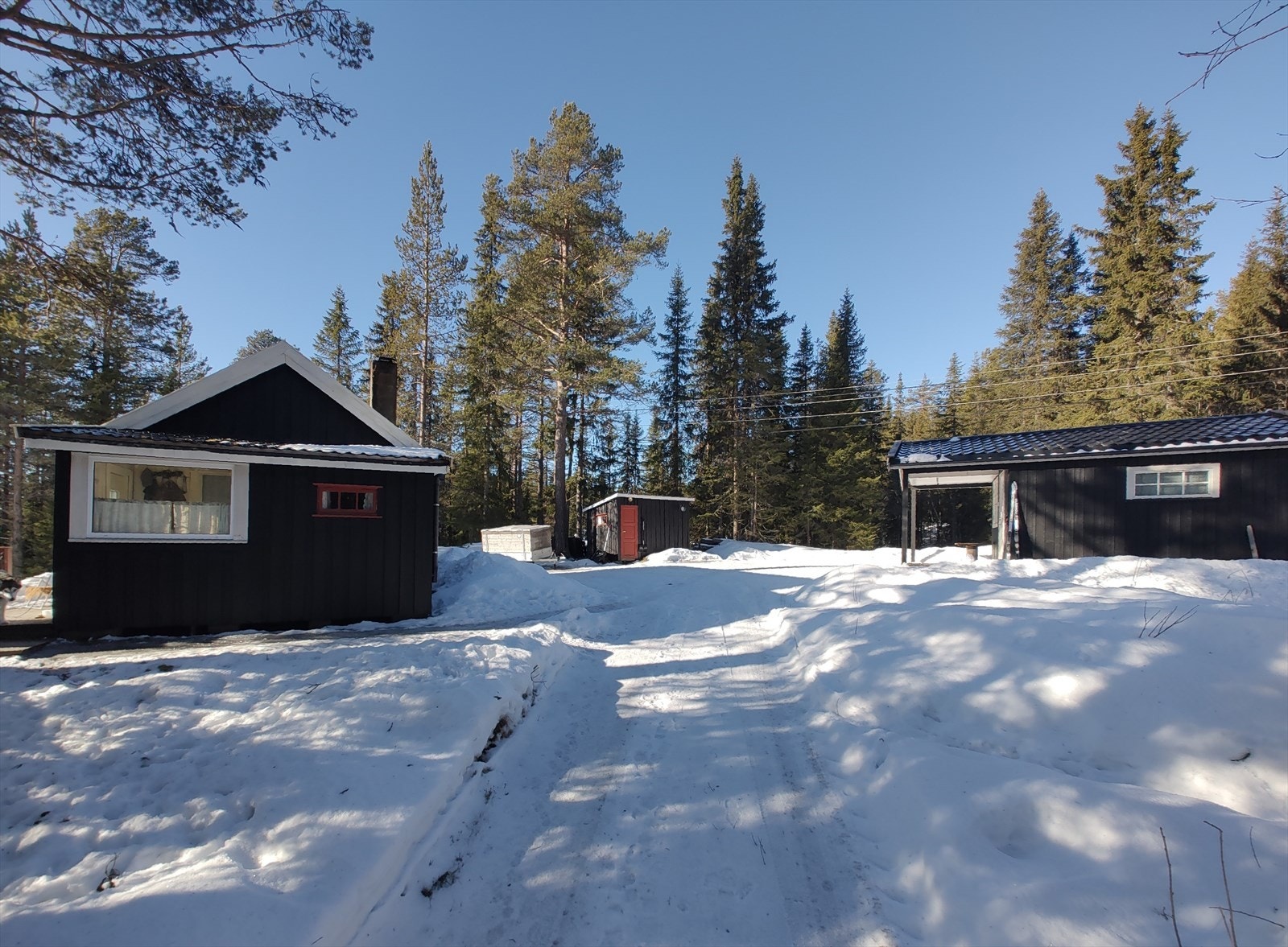 Fra Gol sentrum er det ca. 10 minutter å kjøre til hytta, og den ligger med enkel adkomst fra Valdresvegen. Galleribilde