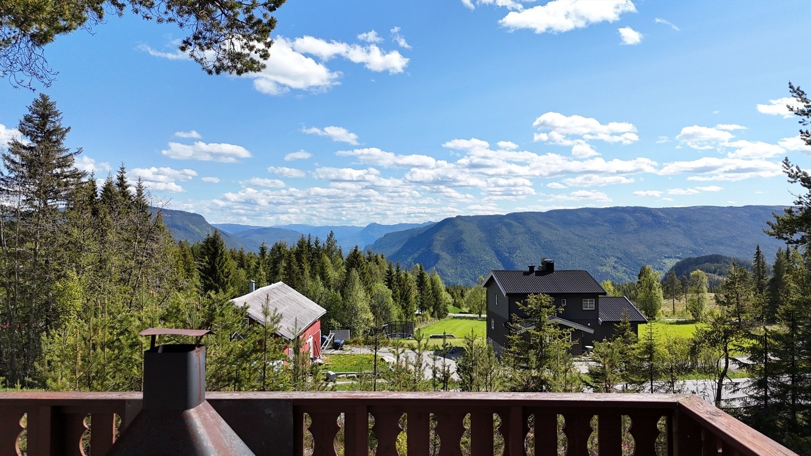 Fra verandaen er det flott utsikt mot Nesfjella og Norefjell! Galleribilde