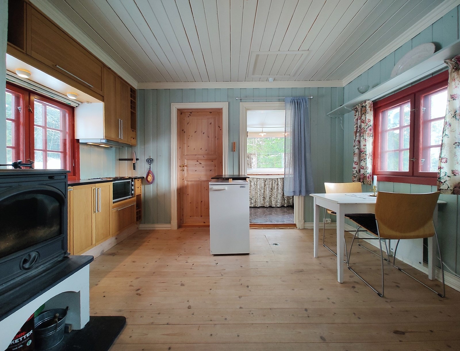 Velkommen inn! Fra entréen kommer man inn til en koselig åpen stue- kjøkkenløsning. Galleribilde