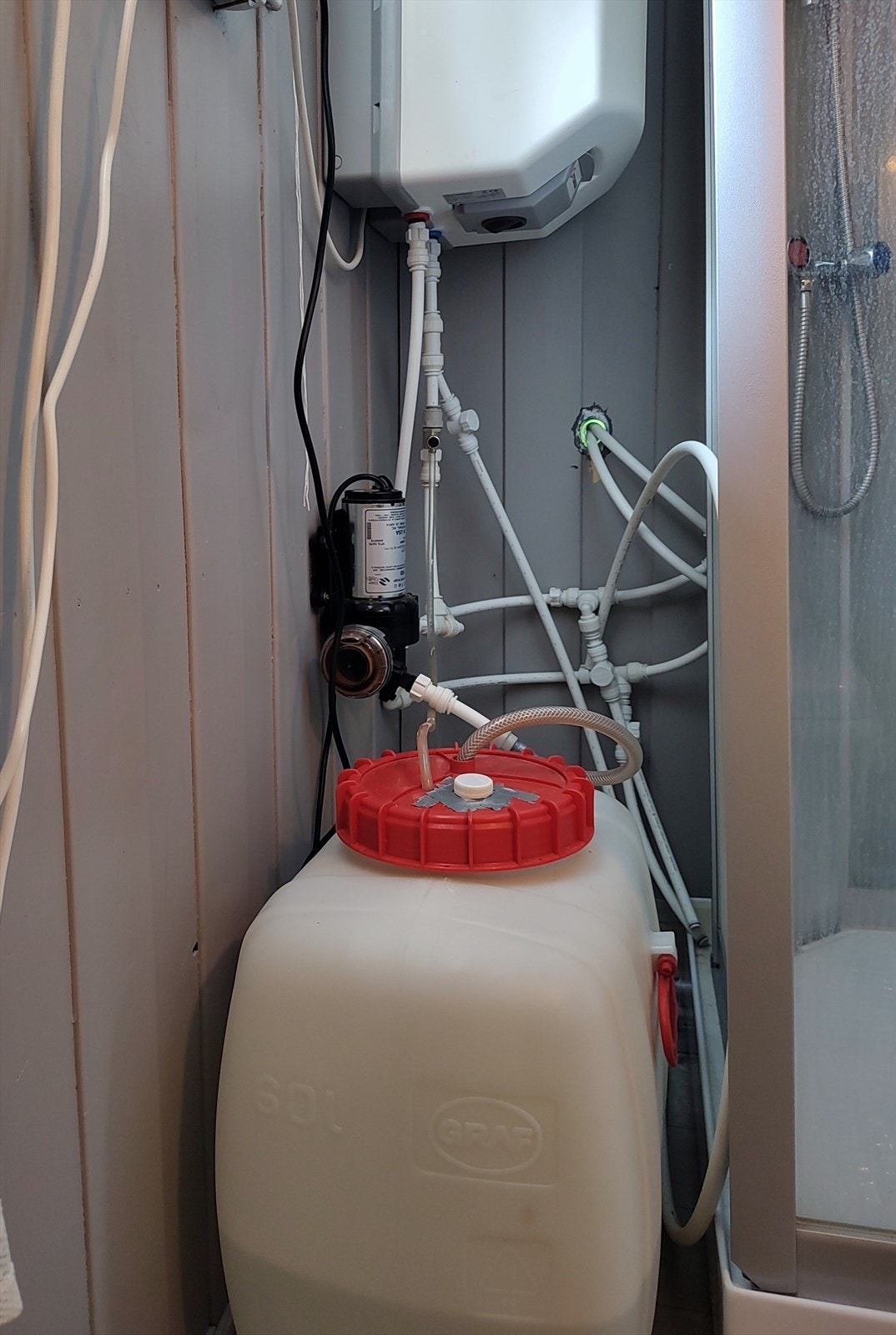 Hyttesystem med pumpe fra 60l dunk og 30l varmtvannsbeholder (dusj og en vannkran med utslagsvask tilknyttet (i entréen). Galleribilde